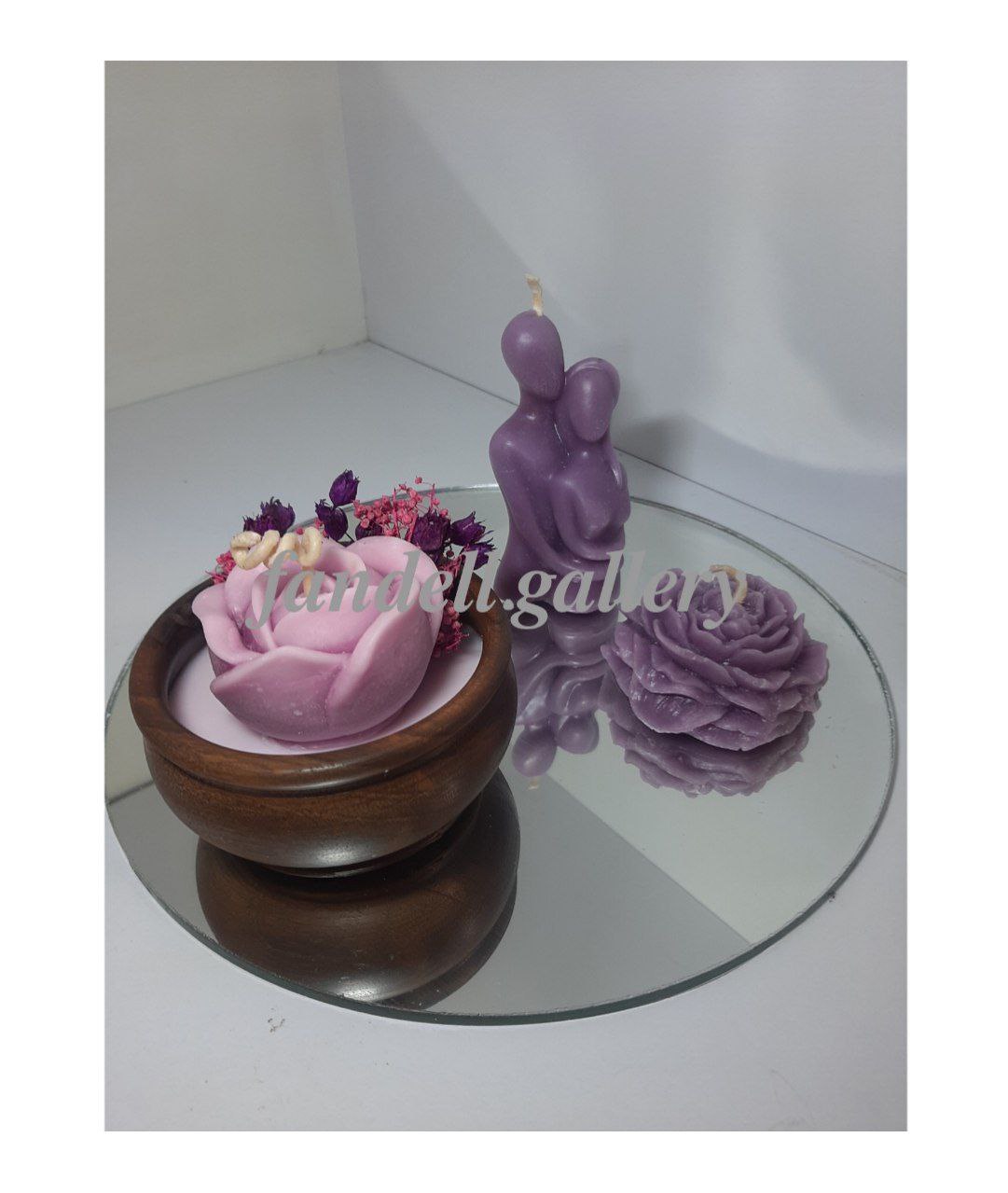 شمع رز در ظرف چوبی